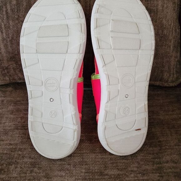 Cute little girls water shoes size 2/3 - Picture 2 of 6